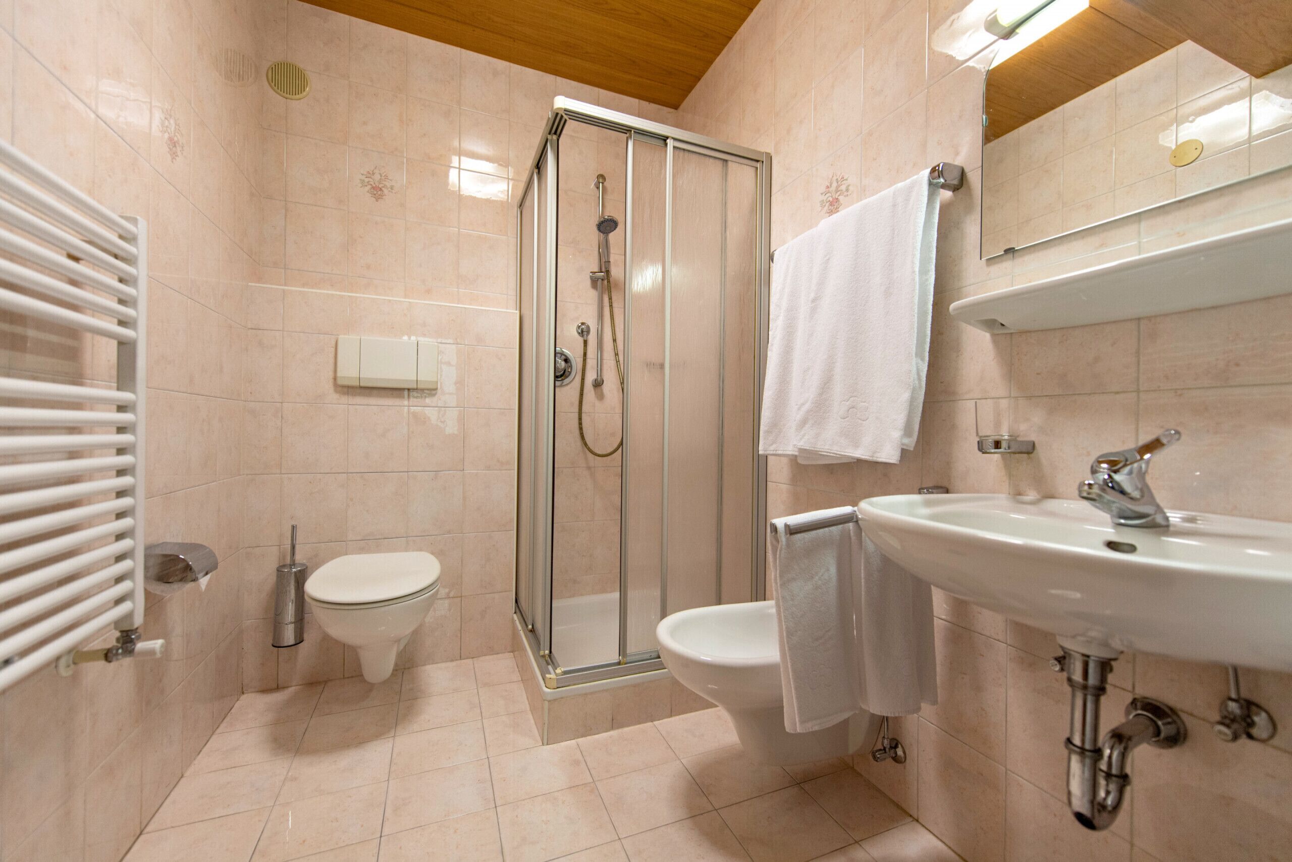 Een douche, handdoeken