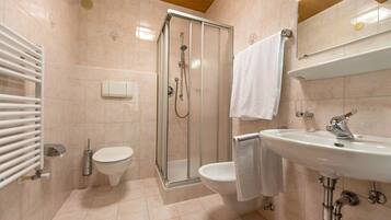 Een douche, handdoeken