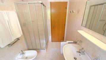 Douche, serviettes fournies