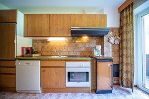Kühlschrank, Ofen, Geschirrspüler, Wasserkocher mit Kaffee-/Teezubehör