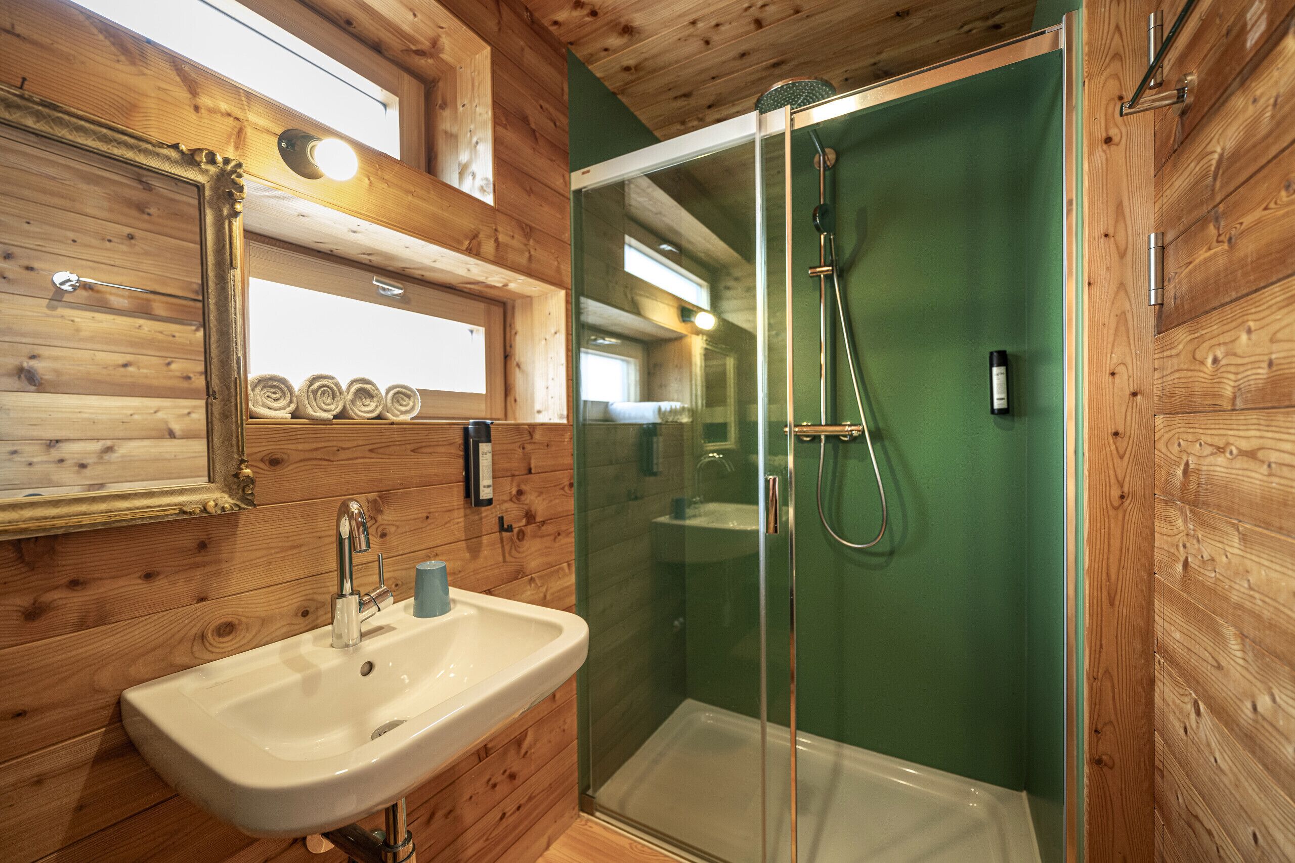Douche, serviettes fournies