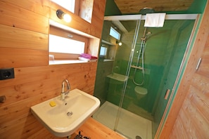 Douche, serviettes fournies