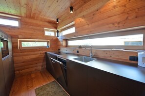 Fridge, oven, stovetop, dishwasher