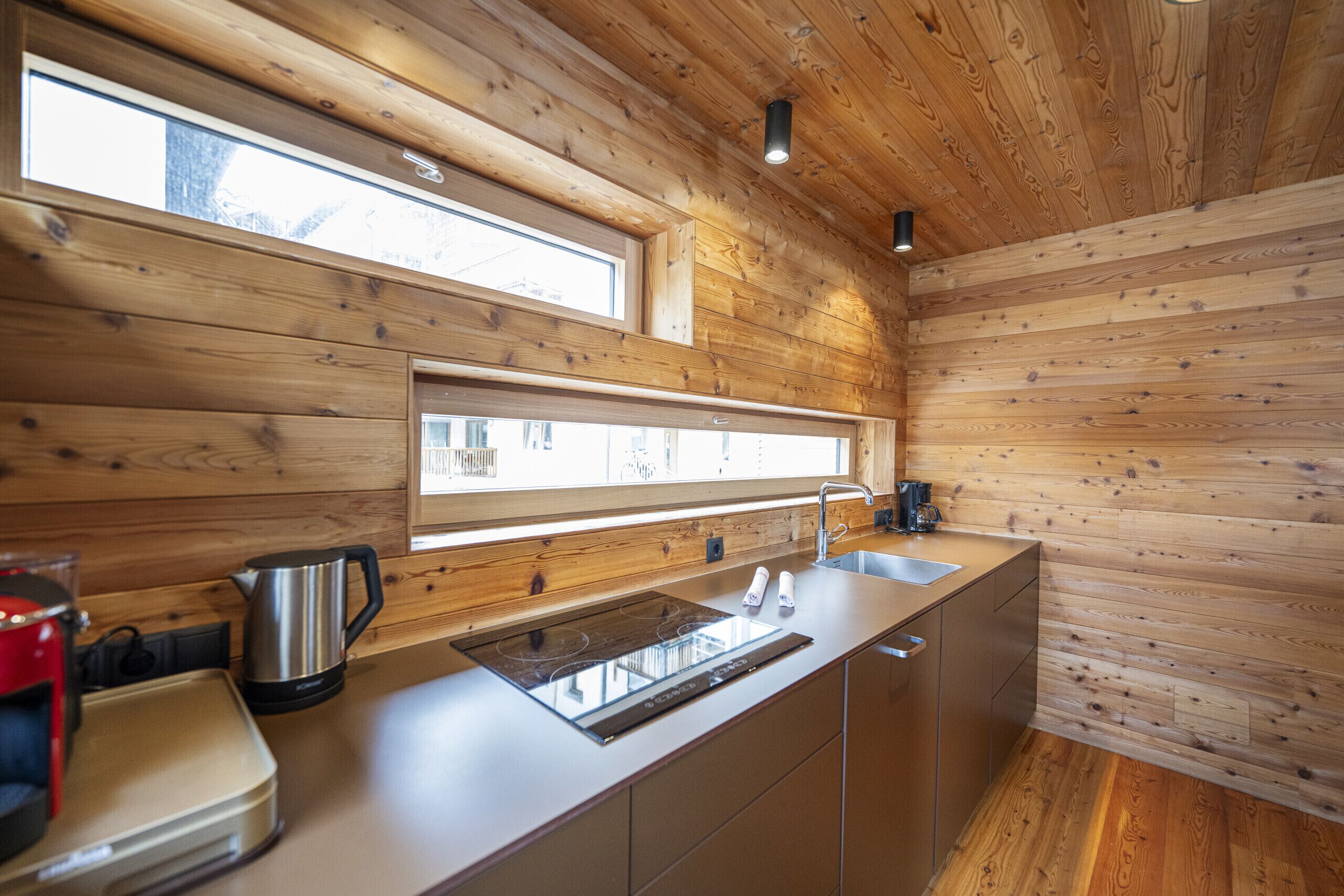 Kühlschrank, Ofen, Wasserkocher mit Kaffee-/Teezubehör