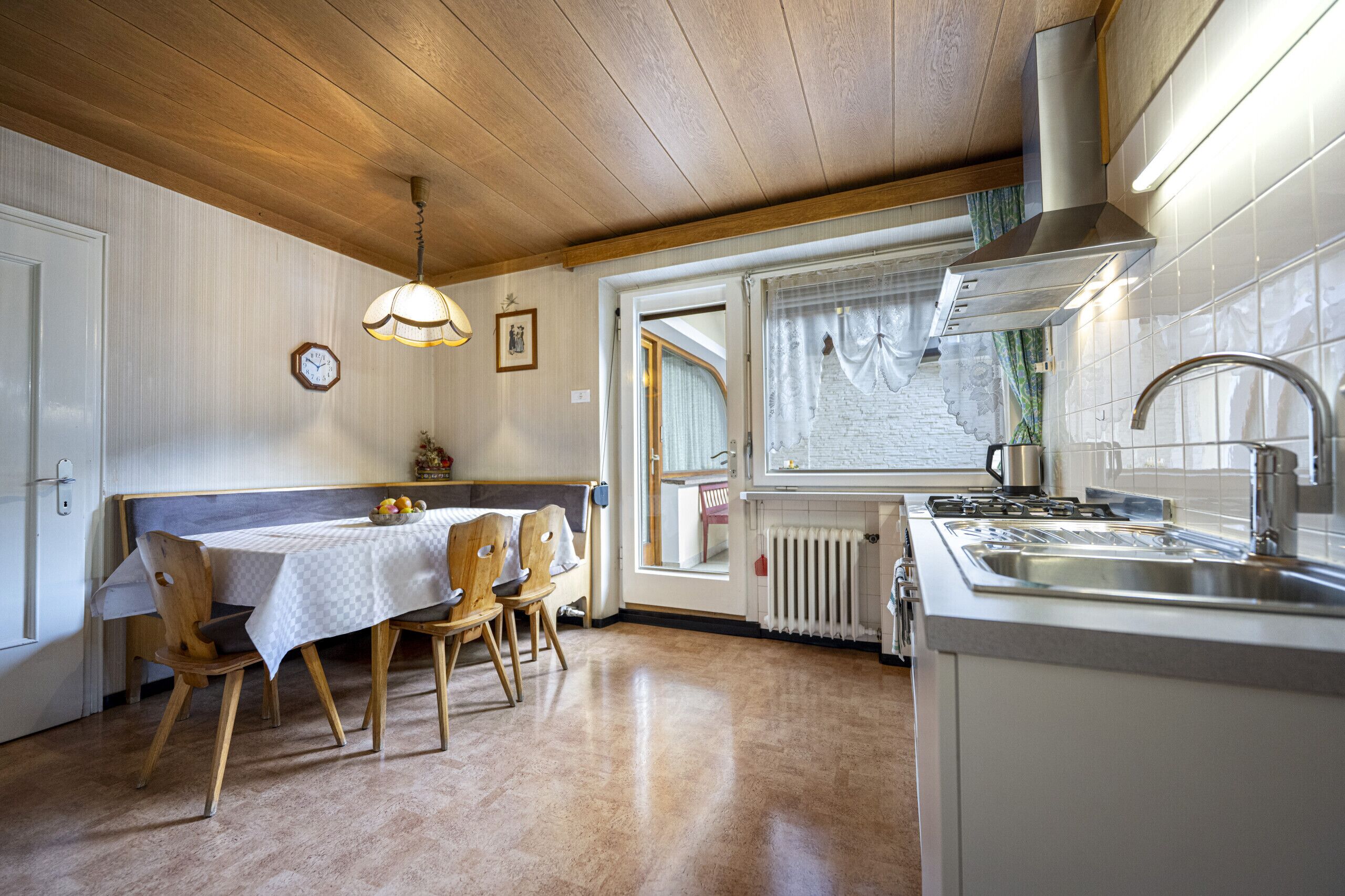 Fridge, oven, dishwasher, cookware/dishes/utensils