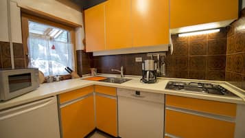 Kühlschrank, Geschirrspüler, Wasserkocher mit Kaffee-/Teezubehör