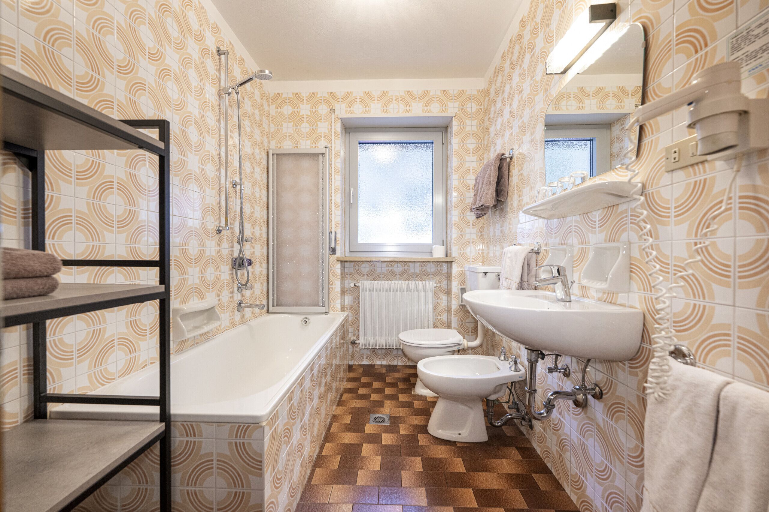 Bathtub, towels