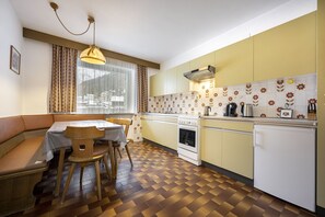 Kühlschrank, Ofen, Geschirrspüler, Wasserkocher mit Kaffee-/Teezubehör