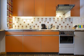 Frigorífic, forn, rentaplats i cafetera i tetera 