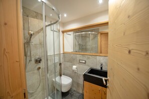 Een douche, handdoeken