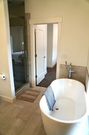 Combined shower/bathtub, hair dryer, towels, soap - Park City Modern Lux Townhome - Next to Woodward / Biking (Park City)