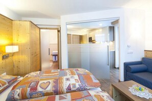 Une chambre d’hôtel équipée d’un lit, d’un bureau, d’une chaise et d’une kitchenette.