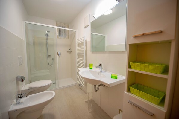 Shower, towels