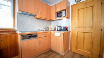 Fridge, microwave, dishwasher, coffee/tea maker