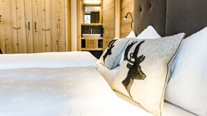 Une chambre à coucher avec un lit, des oreillers et un mur en bois.