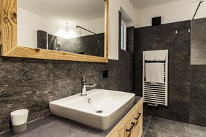 Shower, towels - Apartments Grunnes 130B (Ortisei)