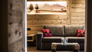 Un intérieur en bois avec un canapé et une table basse.