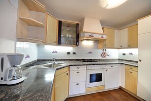 Kühlschrank, Ofen, Geschirrspüler, Wasserkocher mit Kaffee-/Teezubehör