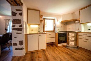 Frigorifero, forno, macchina per tè/caffè, pentole/stoviglie/utensili