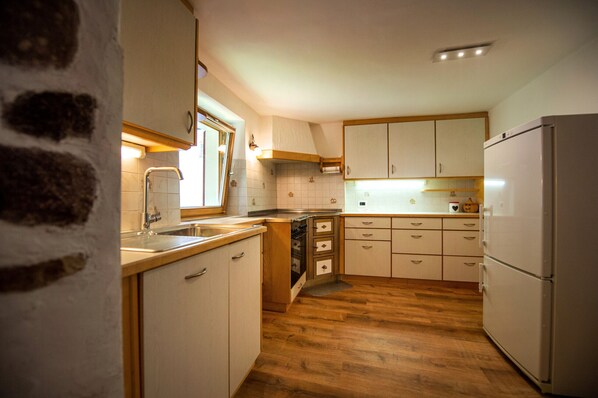 Kühlschrank, Ofen, Wasserkocher mit Kaffee-/Teezubehör