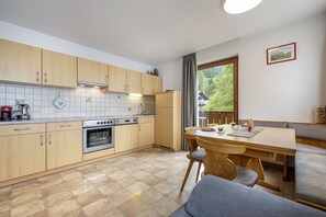 Kühlschrank, Wasserkocher mit Kaffee-/Teezubehör