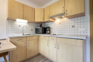 Fridge, microwave, oven, coffee/tea maker