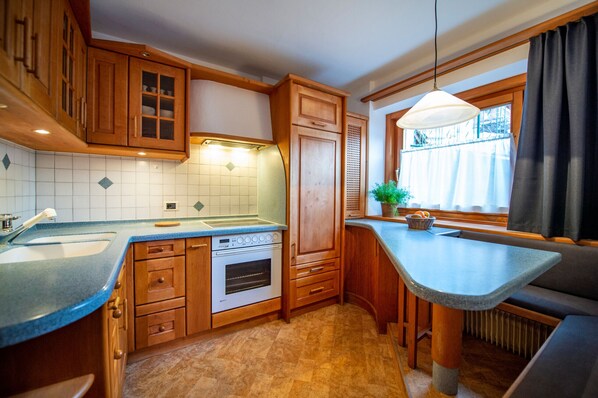 Kühlschrank, Geschirrspüler, Wasserkocher mit Kaffee-/Teezubehör