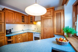 Kühlschrank, Geschirrspüler, Wasserkocher mit Kaffee-/Teezubehör