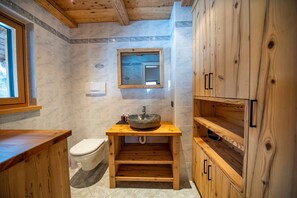 Baignoire, sĂšche-cheveux, serviettes fournies