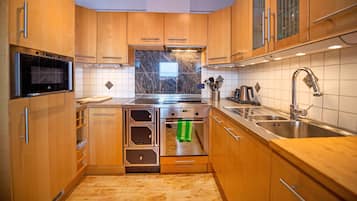 Fridge, oven, dishwasher, coffee/tea maker
