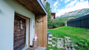 Ein Holzhaus mit der Hausnummer 5 und einem Schild mit der Aufschrift VILLAVALERIA.