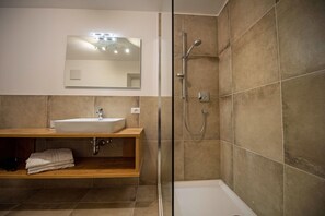 Een douche, handdoeken