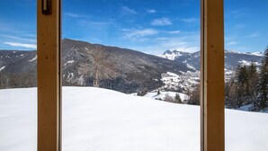 A view through a window of a snowy mountain landscape with clear skies. - Residence Chalet Alpina 143E (Ortisei)