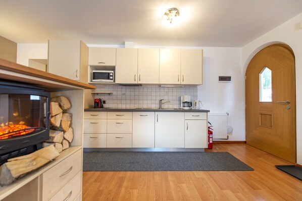 Kühlschrank, Geschirrspüler, Wasserkocher mit Kaffee-/Teezubehör