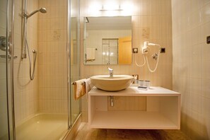 Douche, sĂšche-cheveux, serviettes fournies