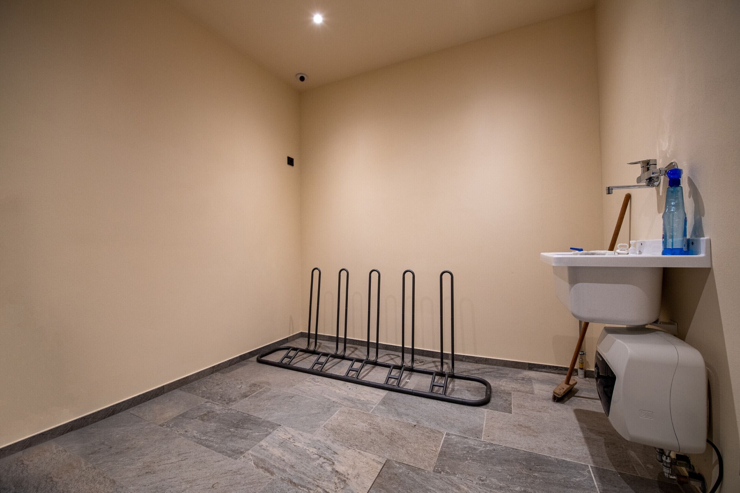 Dusj, hårføner og håndklær