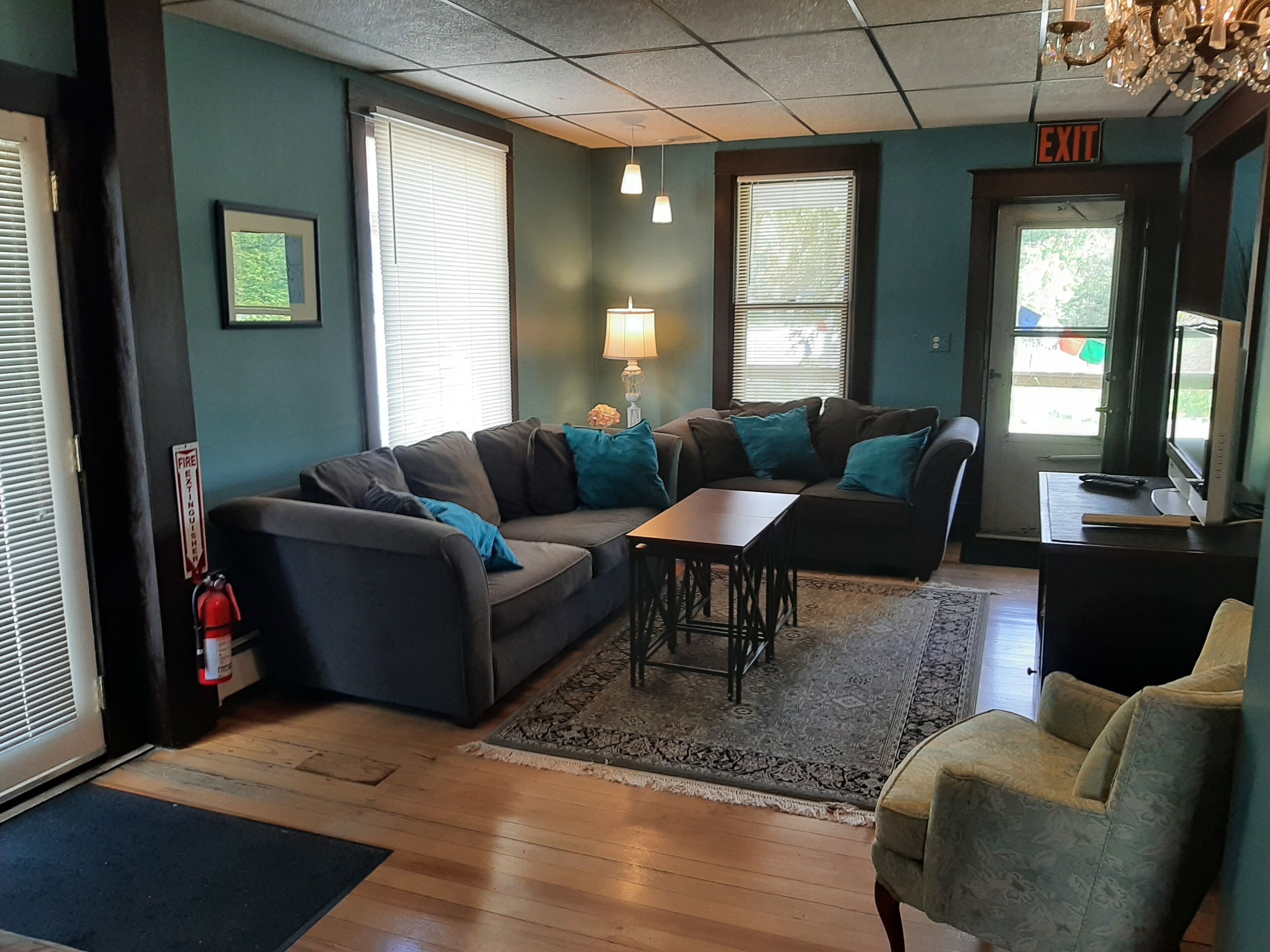 TV connectée, lecteur de DVD, livres, vidéothèque