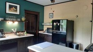 ماكينة لصنع القهوة/الشاي، ثلاجة، ميكروويف، فرن