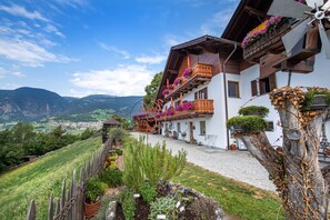 Property grounds - Holiday Farm Apartments Ausservogelweiderhof 300B (Laion)