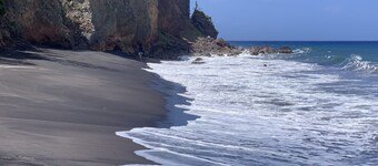 Oceanfront luxury - 4 beds, AC, 3 bedrooms, king bed, WiFi, gated