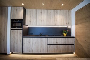 Réfrigérateur, four, lave-vaisselle, cafetière/bouilloire