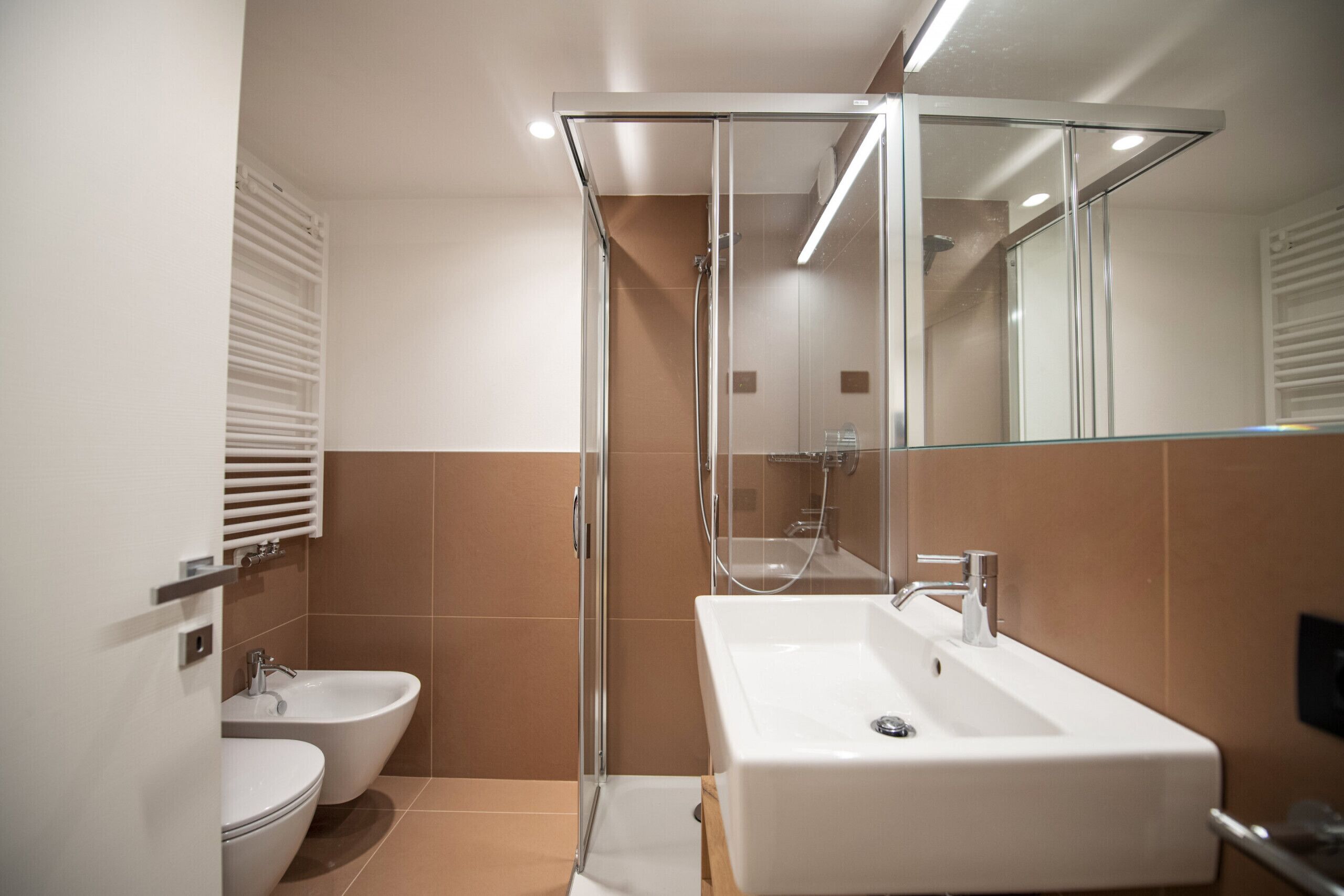 Dusche, Haartrockner, Bidet, Handtücher