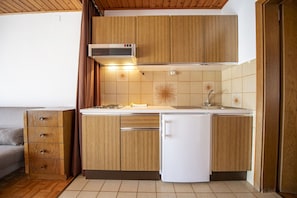 Frigorífic, placa de cuina i cafetera i tetera
