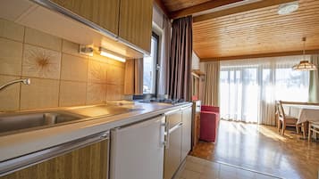 Een koelkast, een koffiezetapparaat/waterkoker