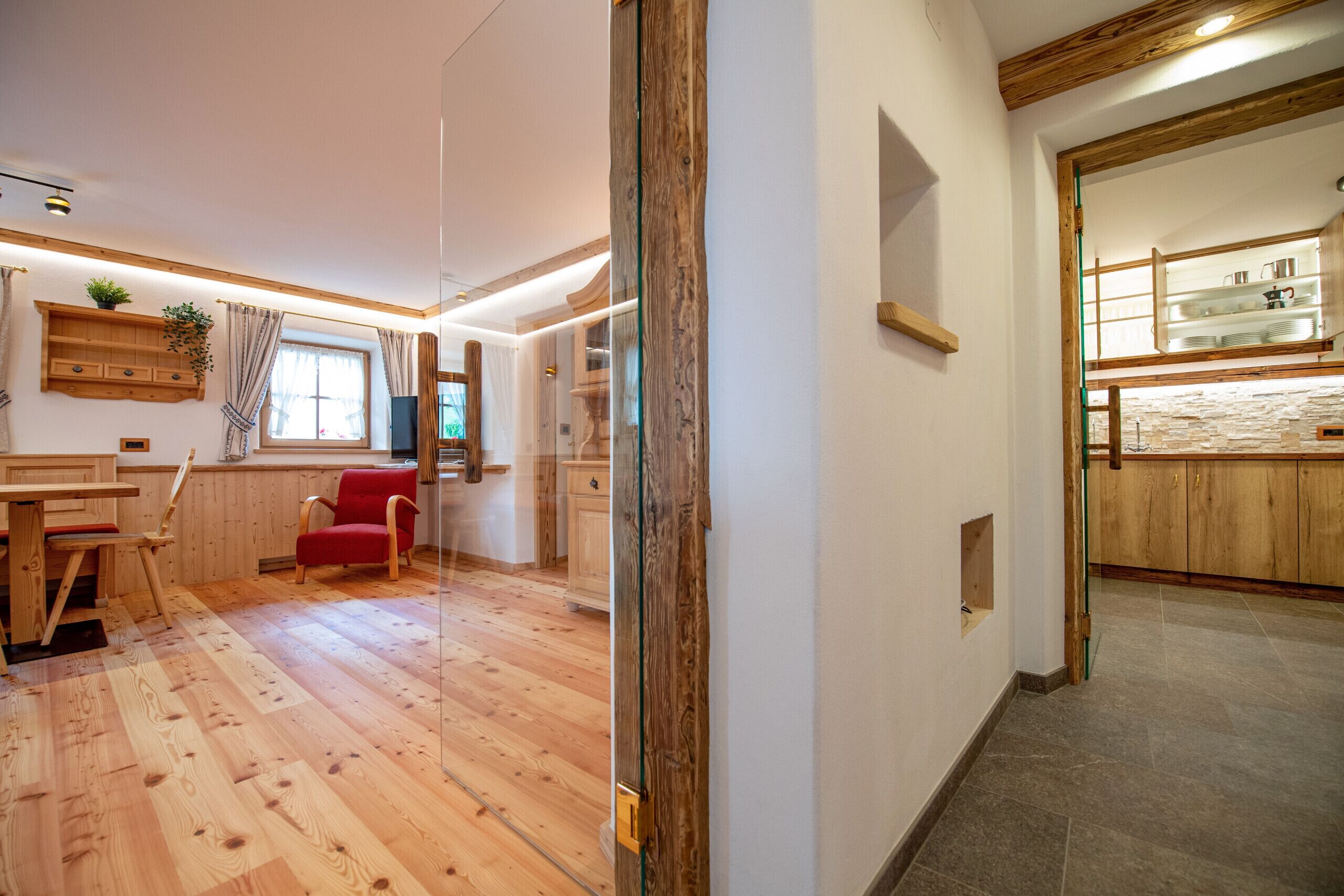 Una cocina moderna con armarios de madera y una estufa empotrada.