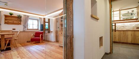 Una cocina moderna con armarios de madera y una estufa empotrada.