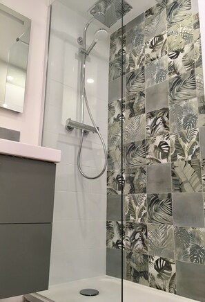 Dusche, Haartrockner, Handtücher