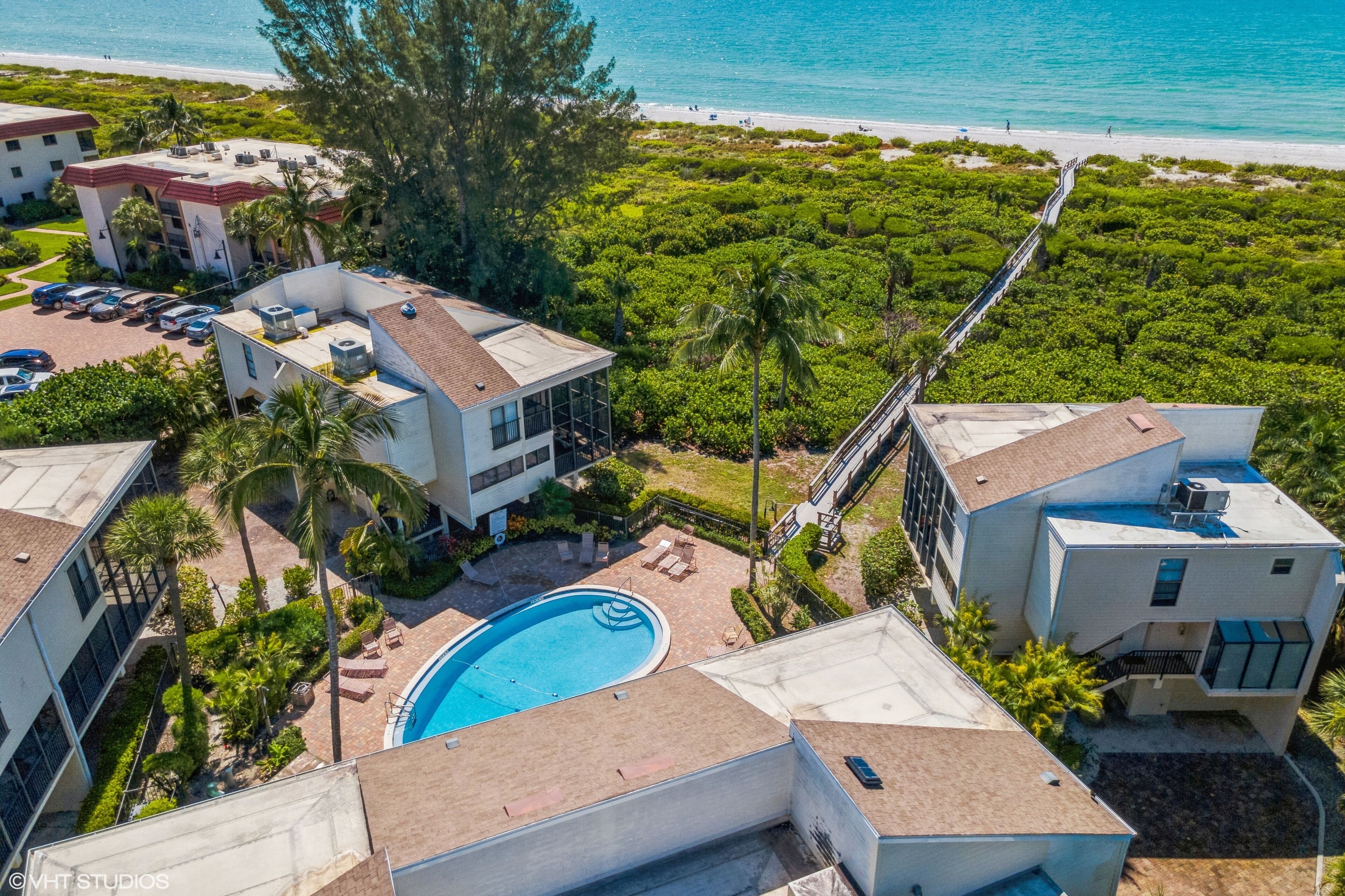 Island Townhouse steps from the ocean, large private lanai, heated pool