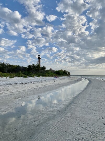 Island Townhouse steps from the ocean, large lanai, heated pool - Summer AVAIL