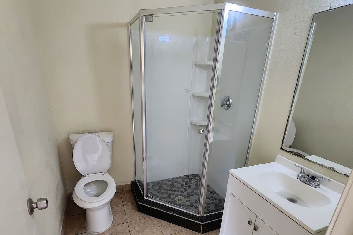 Room, 1 Katil Ratu (Queen), Non Smoking | Bilik Mandi | Kelengkapan dandanan diri percuma